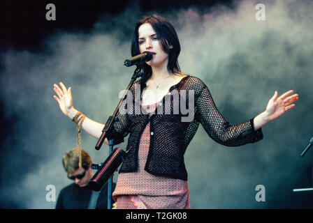 Andrea Corr jouait avec le Corr's au festival de Glastonbury 1999, Somerset, Angleterre, Royaume-Uni. Banque D'Images