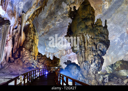 Formes géologiques étonnantes au Paradis près de la grotte de Phong Nha, Vietnam. Grotte calcaire recouverte de stalactites et stalagmites. Banque D'Images