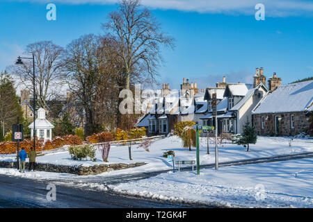 Braemar, village de neige, soleil d'hiver, dans l'Aberdeenshire, région des Highlands, en Écosse, Royaume-Uni Banque D'Images