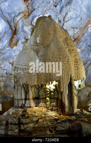 Formes géologiques étonnantes au Paradis près de la grotte de Phong Nha, Vietnam. Grotte calcaire recouverte de stalactites et stalagmites. Banque D'Images