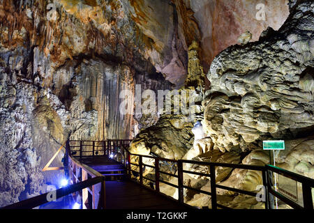 Formes géologiques étonnantes au Paradis près de la grotte de Phong Nha, Vietnam. Grotte calcaire recouverte de stalactites et stalagmites. Banque D'Images