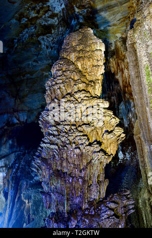 Formes géologiques étonnantes au Paradis près de la grotte de Phong Nha, Vietnam. Grotte calcaire recouverte de stalactites et stalagmites. Banque D'Images