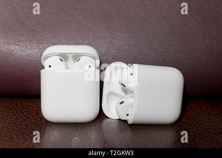 Lawrence Township dans le New Jersey, le 11 mars 2019:AirPods Apple casque Bluetooth sans fil et de charge pour Apple iPhone. Nouveaux Apple Earpods Airpods Banque D'Images