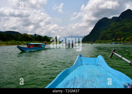 En bateau vers les grottes de Phong Nha au Vietnam. Calcaire couvertes de jungle mountines de Phong Nha - Ke Bang Le parc national dans l'arrière-plan. Banque D'Images