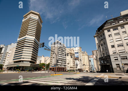 La jonction de route dans la zone Retiro de Buenos Aires, Argentine. Avenue del Libertador et de l'Avenue Dr Jose Maria Ramos Mejia. Banque D'Images