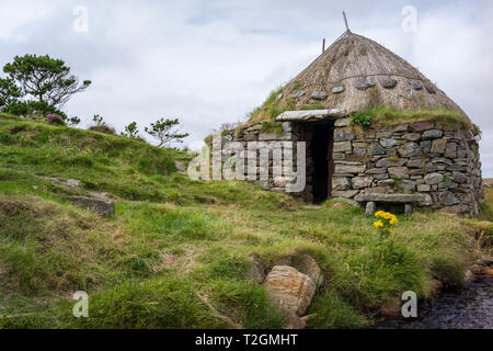 Une ancienne habitation avec un toit de chaume sur l'île de Lewis, îles Hébrides, Ecosse, Royaume-Uni Banque D'Images