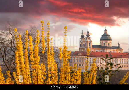 Abbaye de Melk contre lever du soleil pendant les beaux jours en Autriche, la région de Wachau Banque D'Images