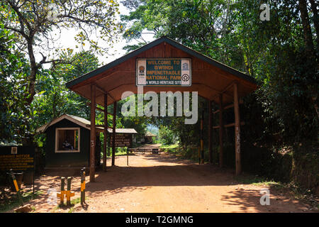 Entrée au Parc National de la Forêt impénétrable de Bwindi, au sud-ouest de l'Ouganda, l'Afrique de l'Est Banque D'Images