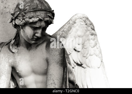 Triste ange gardien sculpture avec open wings isolé sur fond blanc. L'expression triste sculpture avec les yeux vers le bas de penser ou pleurer. Black et w Banque D'Images