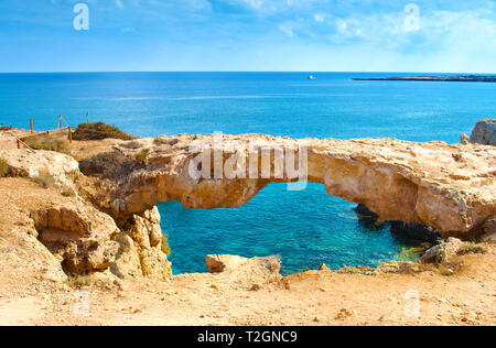 Voir de Cape Greco et célèbre Kamara Tou Koraka, pont naturel de Chypre. Littoral Rock près de Deep blue azure transparente de l'eau. Seascape incroyable. Banque D'Images