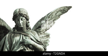 Guardian Angel sculpture à longues ailes ouvertes désaturés isolé sur fond de bannière large panorama de l'espace texte vide. Angel sculpture expression triste Banque D'Images