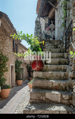 Eze, France, le 5 septembre 2018 : Impression des rues étroites dans le vieux centre de la pittoresque cité médiévale d'Eze Banque D'Images