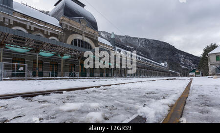 Ancienne gare abandonnée en Canfranc, en espagnol Pirineos Mountain, près de la frontière de la France. Photo prise en hiver après une chute de neige. Banque D'Images