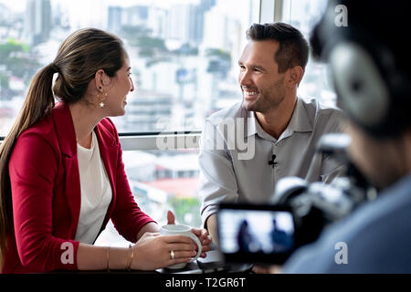 Portrait de l'entreprise au cours d'entretien avec femme journaliste. Manager répondant à la question dans le bureau. Jeune femme au travail comme reporter pour affaires Banque D'Images