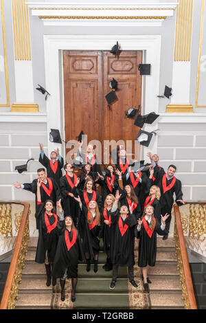 Kharkov, Ukraine - le 27 novembre 2018 : des étudiants diplômés dans des robes jeter jusqu'caps, debout sur l'escalier de l'université Banque D'Images