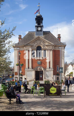 Les gens prennent le café à Falaise place en face de l'hôtel de ville de Henley-on-Thames Banque D'Images