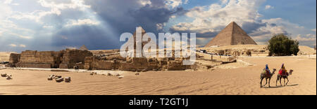 Panorama de la pyramide de Gizeh en Egypte, complexe nuageux vue quotidienne. Banque D'Images