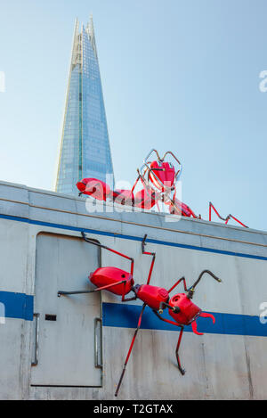 Art Installation par Joe Rush, le vinaigre, la Cour de Londres. Banque D'Images