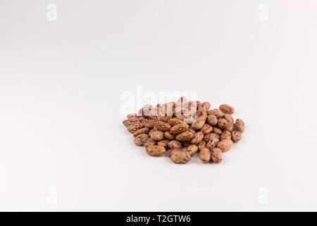 Pile de haricots isolé sur fond blanc Banque D'Images