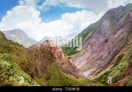 Les tufs volcaniques érodées fortement au-dessus de la Sulphur Springs Parc national du Morne Trois Pitons ,Roseau,Dominique. Banque D'Images