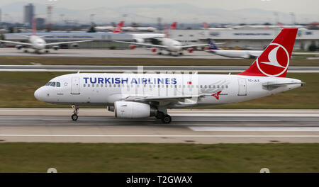 ISTANBUL, TURQUIE - 30 septembre 2018 : Turkish Airlines Airbus A319-132 (CN 4629) décolle de l'aéroport Ataturk d'Istanbul. Ta est le porte-drapeau de Banque D'Images