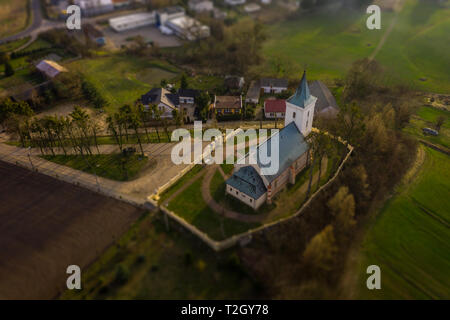 Campagne aérienne de l'église. Scène rurale paresseux Banque D'Images