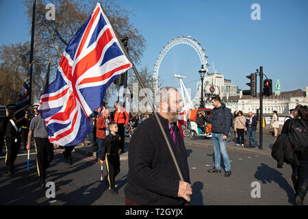 Des milliers de partisans réunis à laisser la place du Parlement pour protester contre le retard à Brexit, le jour où le Royaume-Uni a été en raison de quitter l'Union européenne le 29 mars 2019 à Londres, Royaume-Uni. Comme le Parlement a débattu et voté à l'intérieur de la Chambre des communes, de rejet de l'accord de retrait une fois de plus, à l'extérieur à Westminster divers groupes de manifestants y compris les Yellow Jackets, désigne le congé Congé de supports et l'Alliance démocratique Lads Football, se sont réunis pour exprimer leur désir de quitter l'Union européenne, et leur frustration que Brexit n'est pas fourni, en agitant des drapeaux et de l'Union européenne croient en Britai Banque D'Images