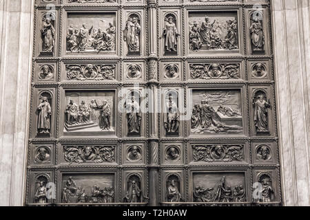 SAINT PETERSBURG, RUSSIE - 27 avril : la cathédrale Saint Isaac, de l'intérieur. Édifice religieux ornés avec dôme d'or le 27 avril 2015 à Saint-Pétersbourg. Banque D'Images