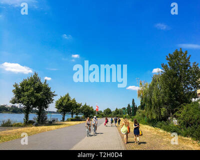 Bonn / Allemagne - 13 Juillet - 2018 : une voie le long de Rhein River, où les gens à prendre leur vélo sur la piste cyclable et prendre une marche sur le trottoir toget Banque D'Images