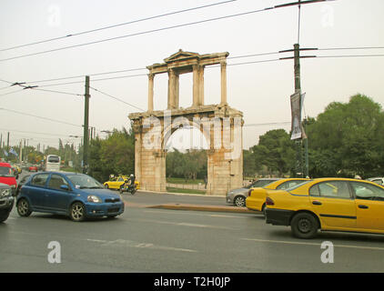 Les vestiges de la porte d'Hadrien ou d'arcade d'Hadrien dans le centre-ville d'Athènes, Grèce Banque D'Images
