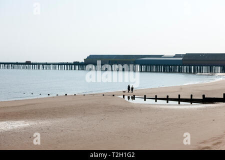 Walton sur la plage et la jetée de  ? sur une journée de printemps encore Banque D'Images