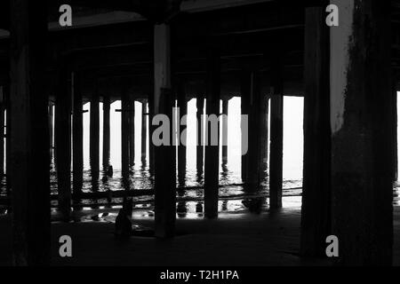 Douces vagues sous la jetée à Walton  ? sur Banque D'Images