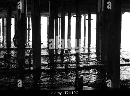 Douces vagues sous la jetée à Walton  ? sur Banque D'Images