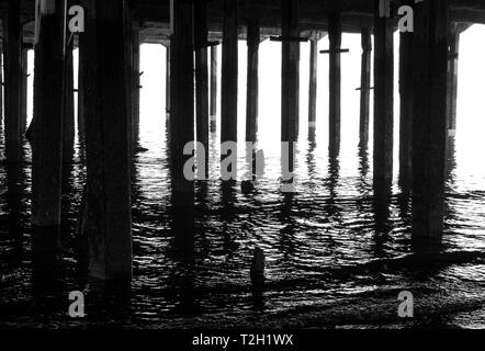Douces vagues sous la jetée à Walton  ? sur Banque D'Images