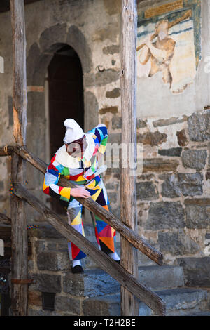 ONETA, Bergame, ITALIE - mars - 30 - 2019 : Le masque d'Arlequin. dans l'escalier de Oneta's house. Valle Brembana. Bergame. Italie Banque D'Images