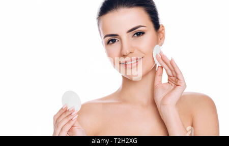 Femme de retirer de son visage Maquillage cosmétique Faciale avec pad Banque D'Images