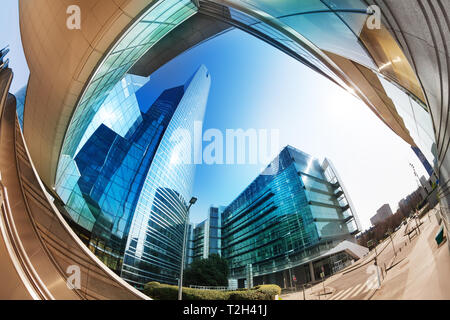 Photo fish-eye de gratte-ciel à la Defense district contre ciel bleu à Paris, France Banque D'Images