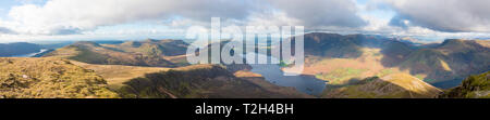 Panorama montrant Buttermere Crummock Water et dans le Parc National du Lake District, dans le comté de Cumbria, Nord Ouest de l'Angleterre, Royaume-Uni. Banque D'Images