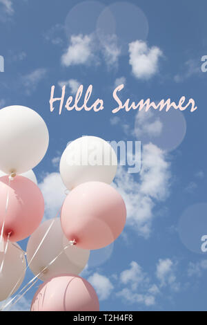Hello summer bannière. carte de souhaits ballons dans le ciel. Temps chaud Hi Banque D'Images