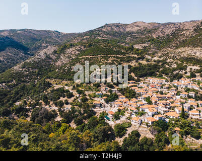 Vue aérienne d'un village grec traditionnel sur l'île de Thassos (Thasos) Banque D'Images
