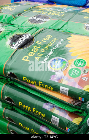 Miracle Gro Peat gratuitement tous les sacs de compost enrichi but. UK Banque D'Images