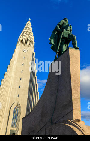 Statue de Leifur Eiriksson en dehors de l'église Hallgrimskirkja en Reykjavic, Islande, Europe Banque D'Images