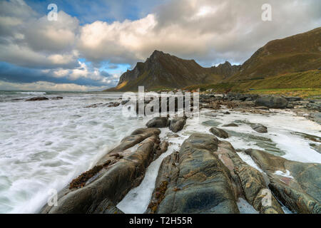 Roches sur plage à Vikten, îles Lofoten, Norvège, Europe Banque D'Images