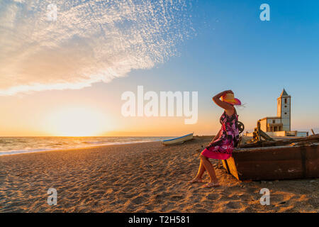 Femme sur Iglesia de Las Salinas beach au coucher du soleil dans le parc naturel de Cabo de Gata-Nijar, Espagne, Europe Banque D'Images