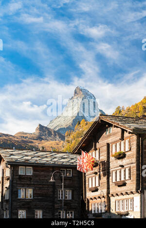 Maisons en bois en dessous Cervin à Zermatt, Suisse, Europe Banque D'Images