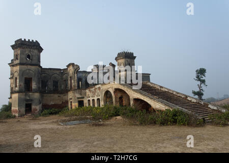 Ruines d'une ancienne dynastie indienne sur les terres sèches rocheuses Banque D'Images