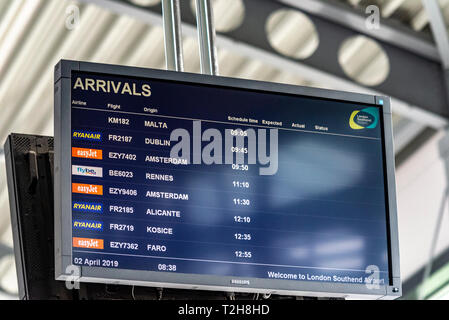 Ryanair ont lancé leurs premiers services de l''aéroport de Londres Southend avec le vol Dublin FR2187 affiche sur le conseil des arrivées Banque D'Images