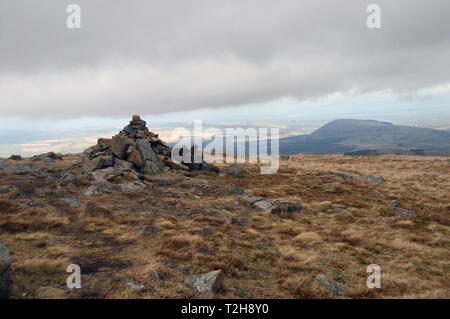 Le Wainwright Grand Mell est tombé de tas de pierres sur le sommet du côté Hart dans le Parc National du Lake District, Cumbria, England, UK. Banque D'Images