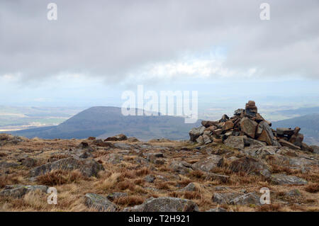 Le Wainwright Grand Mell est tombé de tas de pierres sur le sommet du côté Hart dans le Parc National du Lake District, Cumbria, England, UK. Banque D'Images