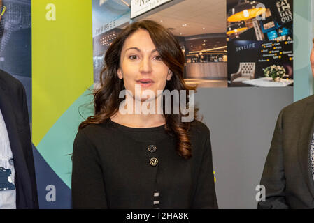 Ryanair ont lancé leurs premiers services de l''aéroport de Londres Southend avec Ryanair responsable marketing et ventes Chiara Ravara parlant au lancement Banque D'Images
